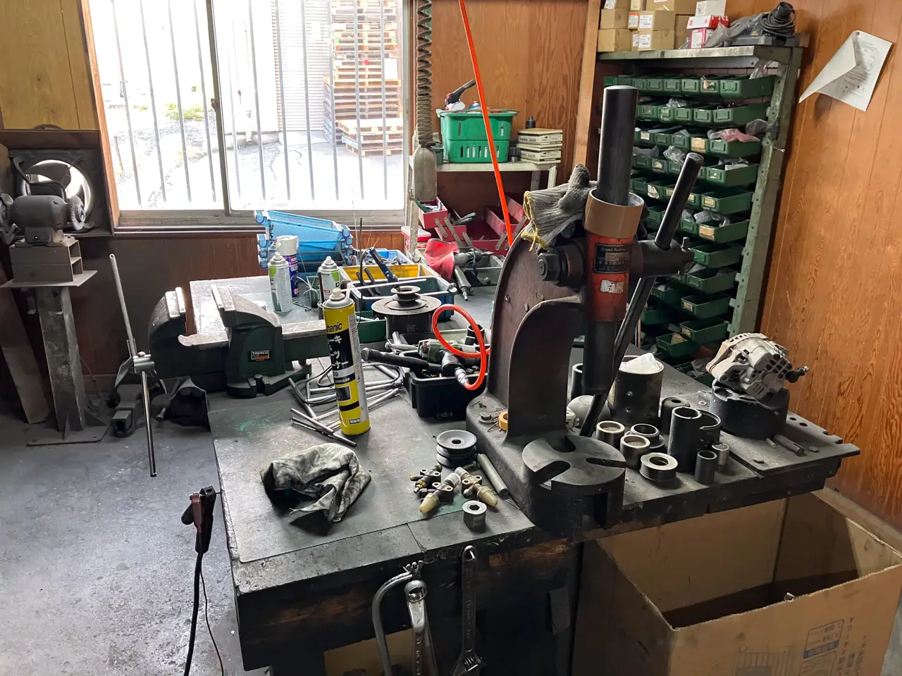 工場内　作業台の上